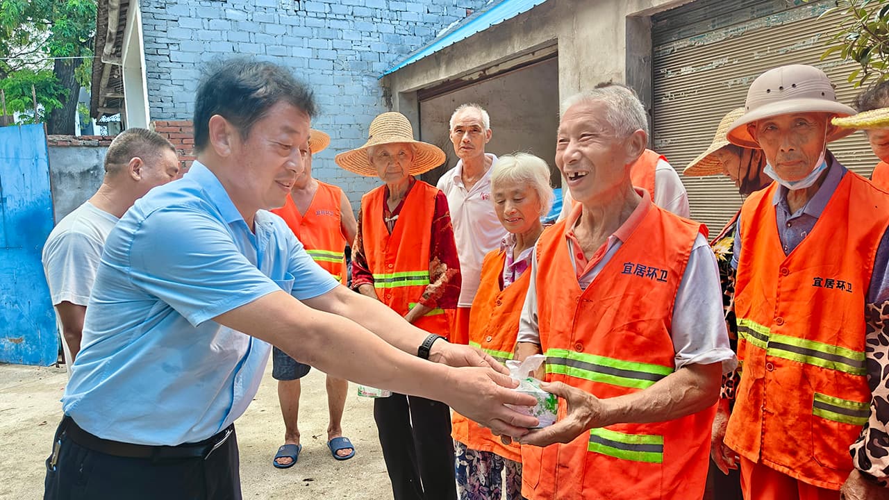 清涼物資送一線 防暑降溫保安康