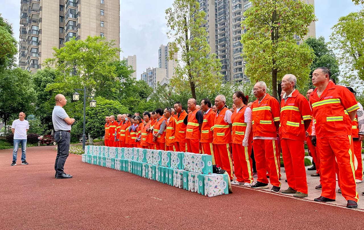 濃情端午 心系一線——湖北宜居環境管理公司開展端午節走訪慰問活動