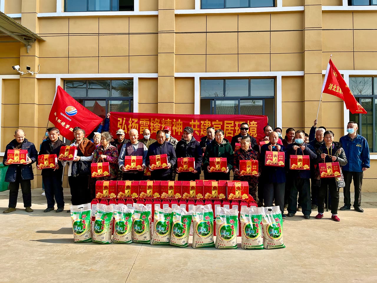 春風(fēng)拂面三月暖，雷鋒精神永傳承——湖北宜居環(huán)境管理公司開(kāi)展形式多樣的學(xué)雷鋒志愿服務(wù)活動(dòng)